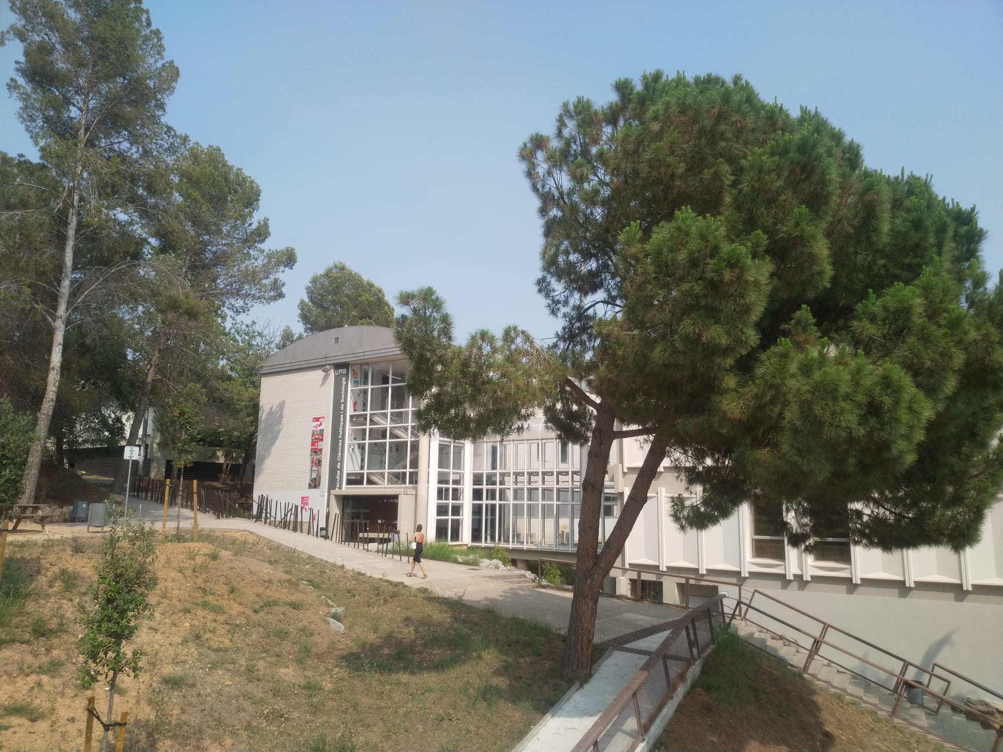 Façana lateral de la Facultat de Ciències Polítiques i de Sociologia